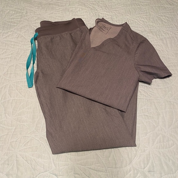 Figs Scrubs - Picture 1 of 4